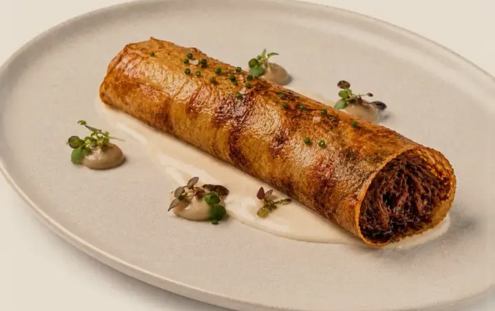 Canelón crujiente de carrilleras con bechamel de foie